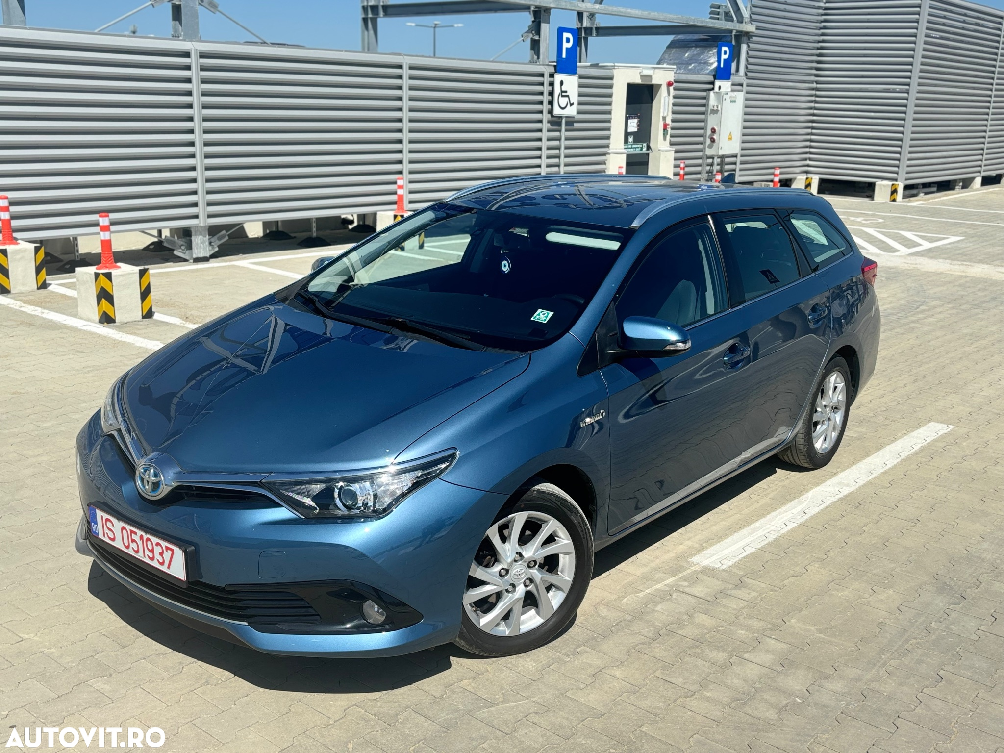 Toyota Auris 1.8 L VVT-i HSD Sol + - 7