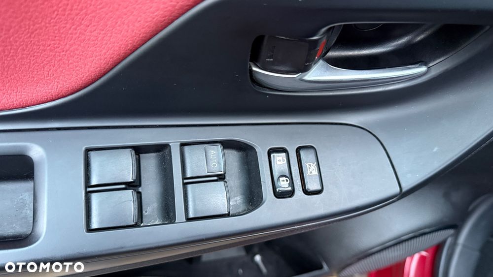 Toyota Yaris Hybrid 100 Selection - 25