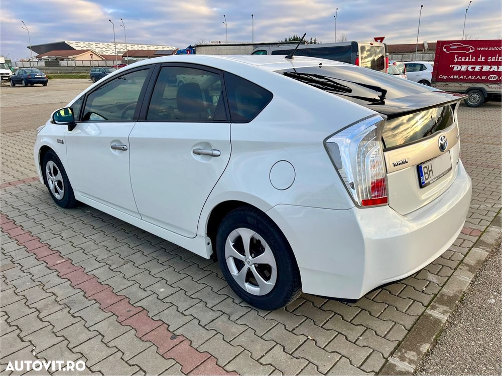 Toyota Prius Plug-in (Hybrid) Life - 5