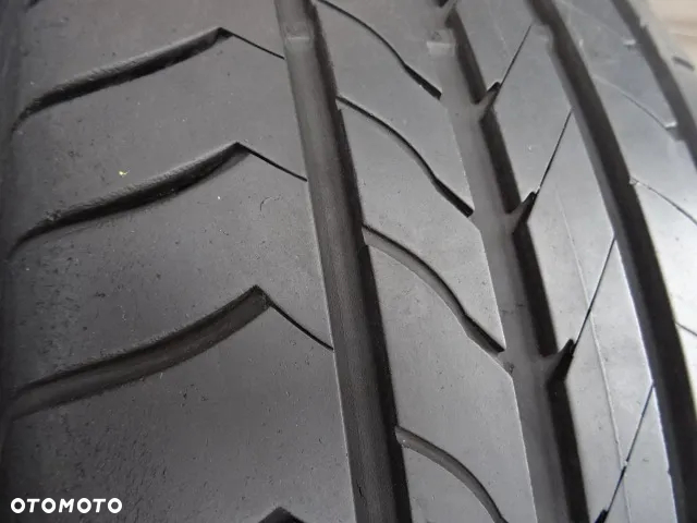 235/60/R17 102V Goodyear Efficient Grip - 4