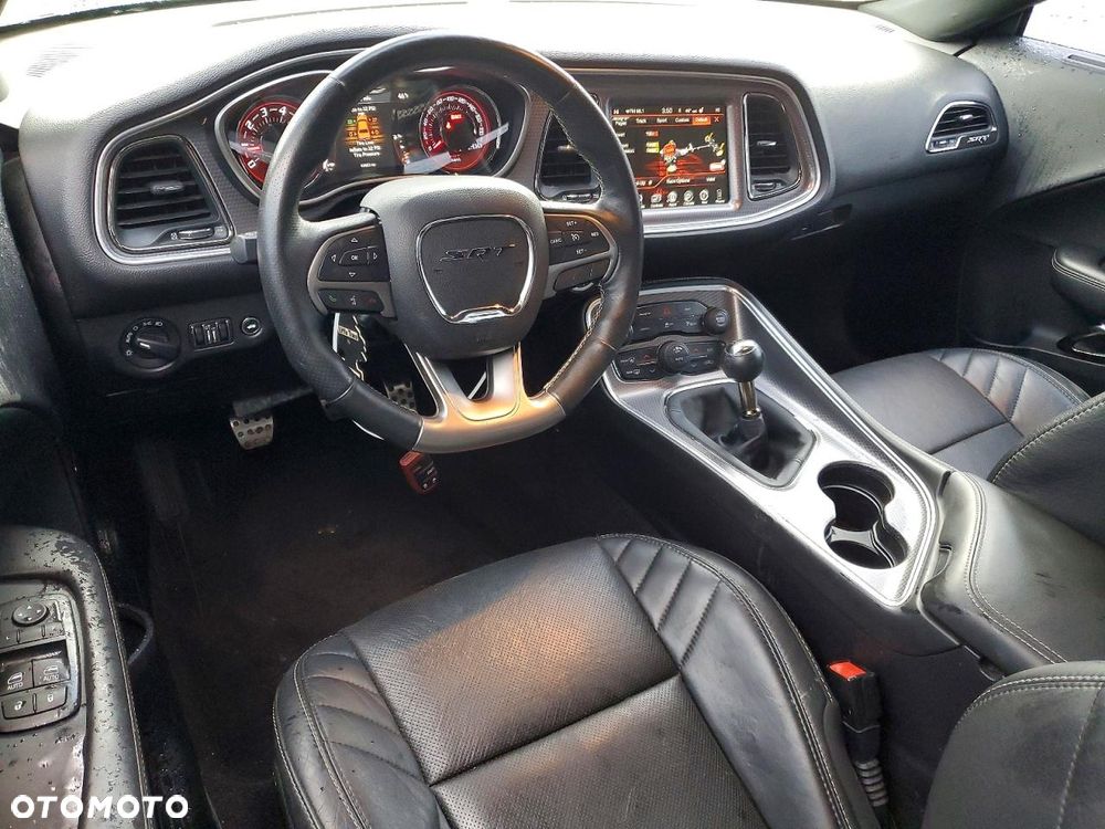 Dodge Challenger - 8