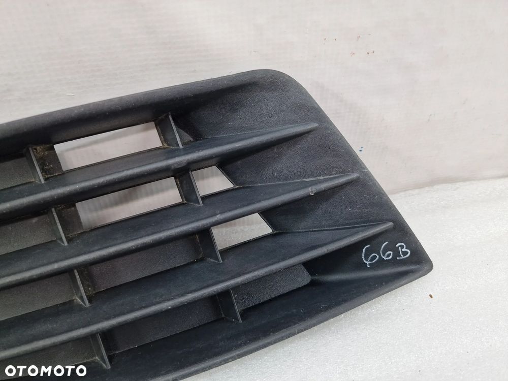 VW GOLF V 5 + PLUS 5+ LEWA KRATKA BOCZNA ZDERZAKA PRZEDNIEGO PRZÓD Z OPCJĄ BEZ HALOGENU BEZ HALOGENÓW  , NR 5M0853665 , NR AUKCJI E/66 - 4