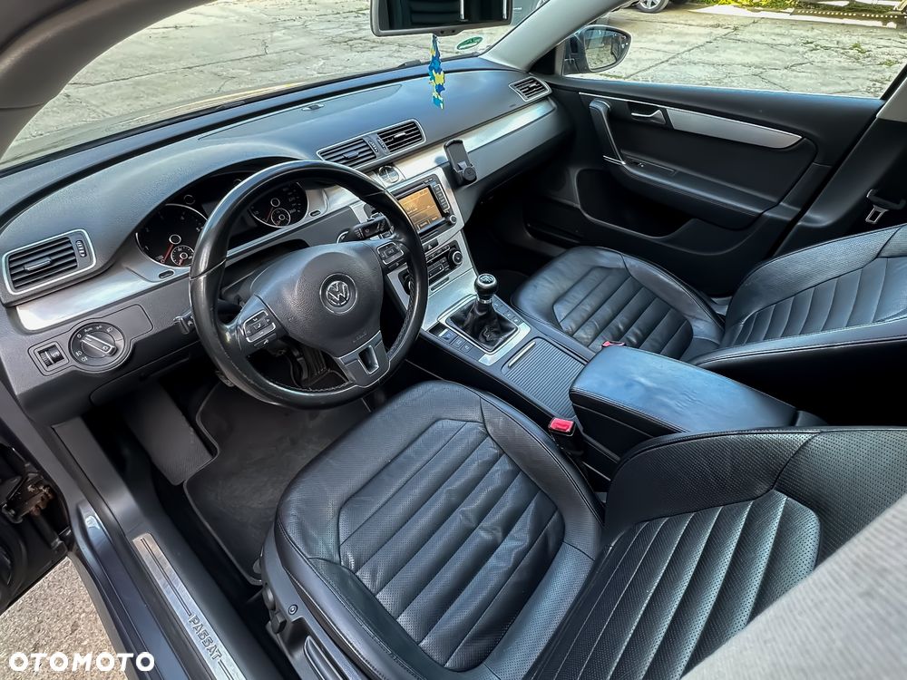 Volkswagen Passat 2.0 TDI Highline - 26