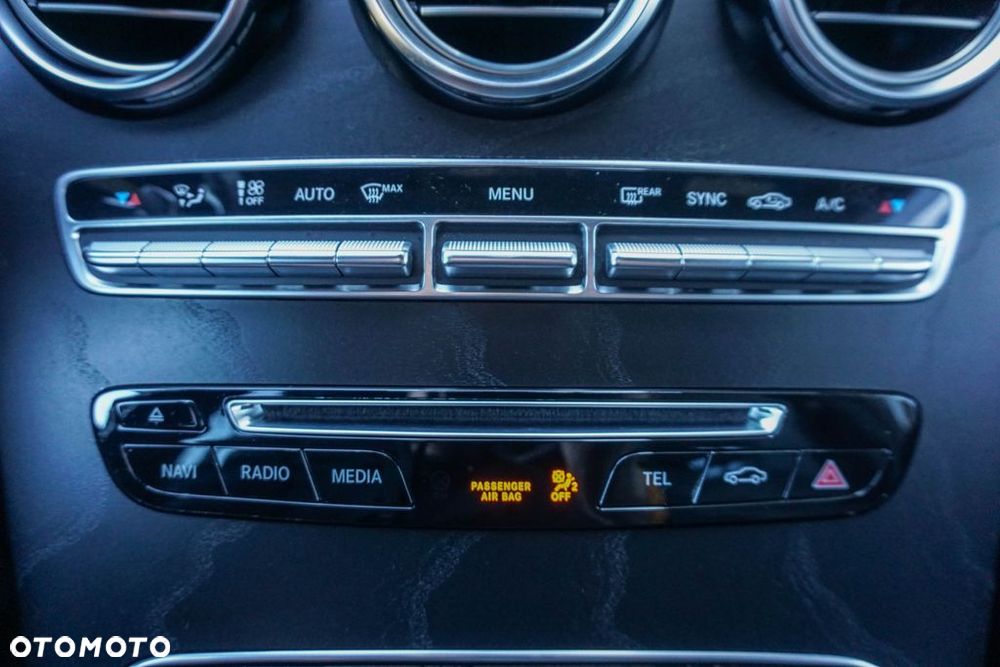 Mercedes-Benz GLC 250 4Matic 9G-TRONIC AMG Line - 25