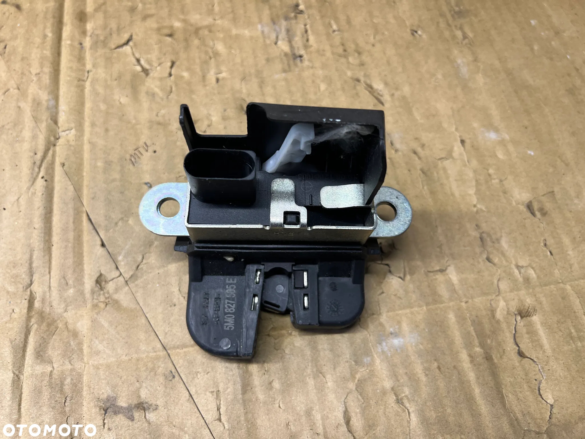 Zamek klapy bagażnika VW Golf VI 6 Kombi 5M0827505E - 3