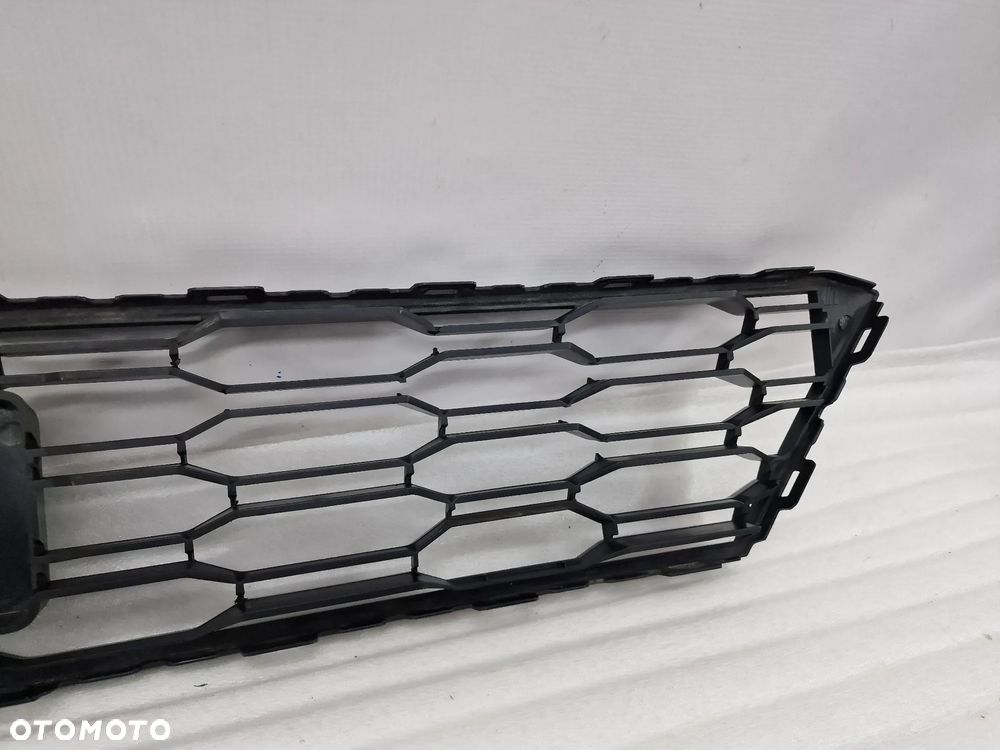 SEAT IBIZA 5 V 16- KRATKA ŚRODKOWA ZDERZAKA PRZEDNIEGO PRZÓD , NR 6F0853667 ,  NR AUKCJI KR341 - 17