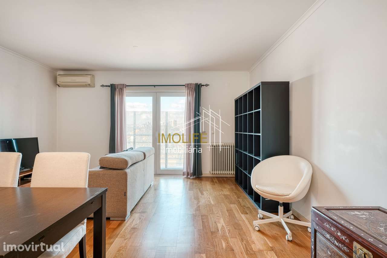 Apartamento T2 com Vista Desafogada em Benfica - Grande imagem: 2/46