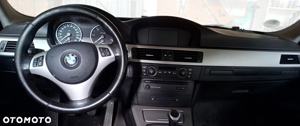 DESKA ROZDZIELCZA KOKPIT KONSOLA KUBKI UCHWYT NA KUBKI PASY PODUSZKI SENROR KOMPLET BMW E90 E91 SLASK WYSYLKA - 1