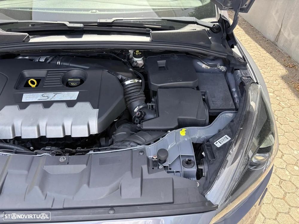 Ford Focus 2.0 EcoBoost ST c/ Pack Pele Desportiva - 19