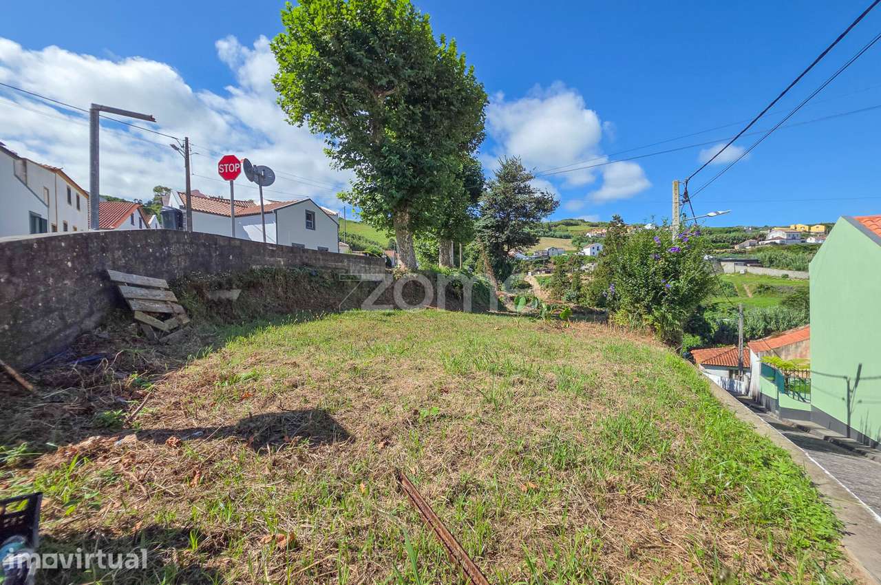 Terreno com 373,52 m² nos Remédios, com vista mar e bons acessos