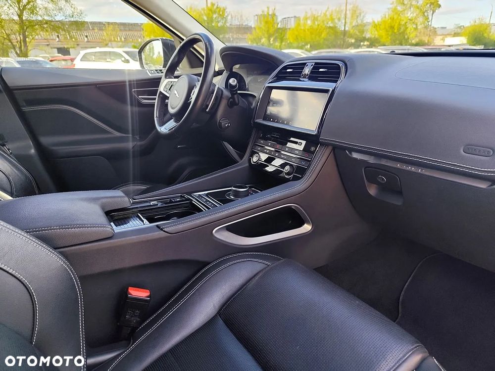 Jaguar F-Pace 20d AWD Chequered Flag - 11