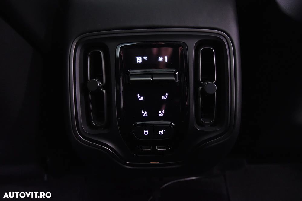 Aston Martin DBX - 24