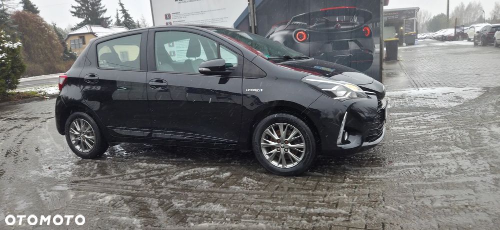 Toyota Yaris Hybrid 100 Terra - 17