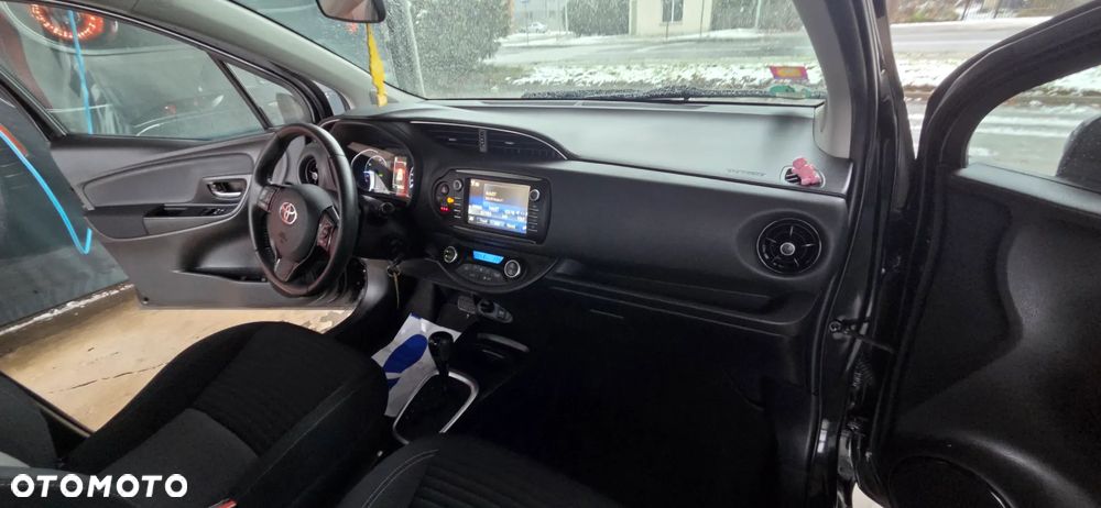 Toyota Yaris Hybrid 100 Terra - 35