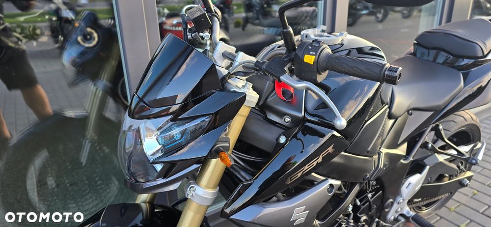 Suzuki GSR - 31