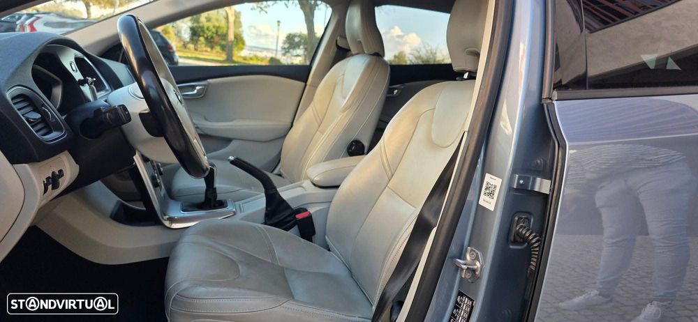 Volvo V40 Cross Country 2.0 D3 Momentum - 11