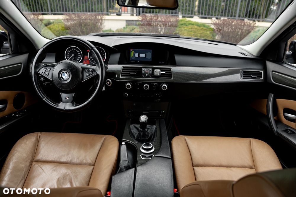 BMW Seria 5 525i xDrive - 24