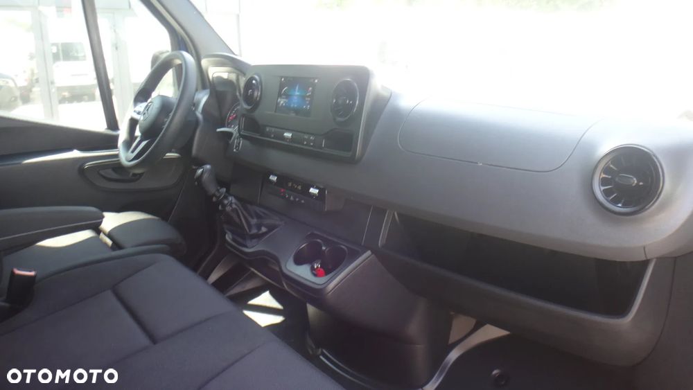 Mercedes-Benz Sprinter - 9