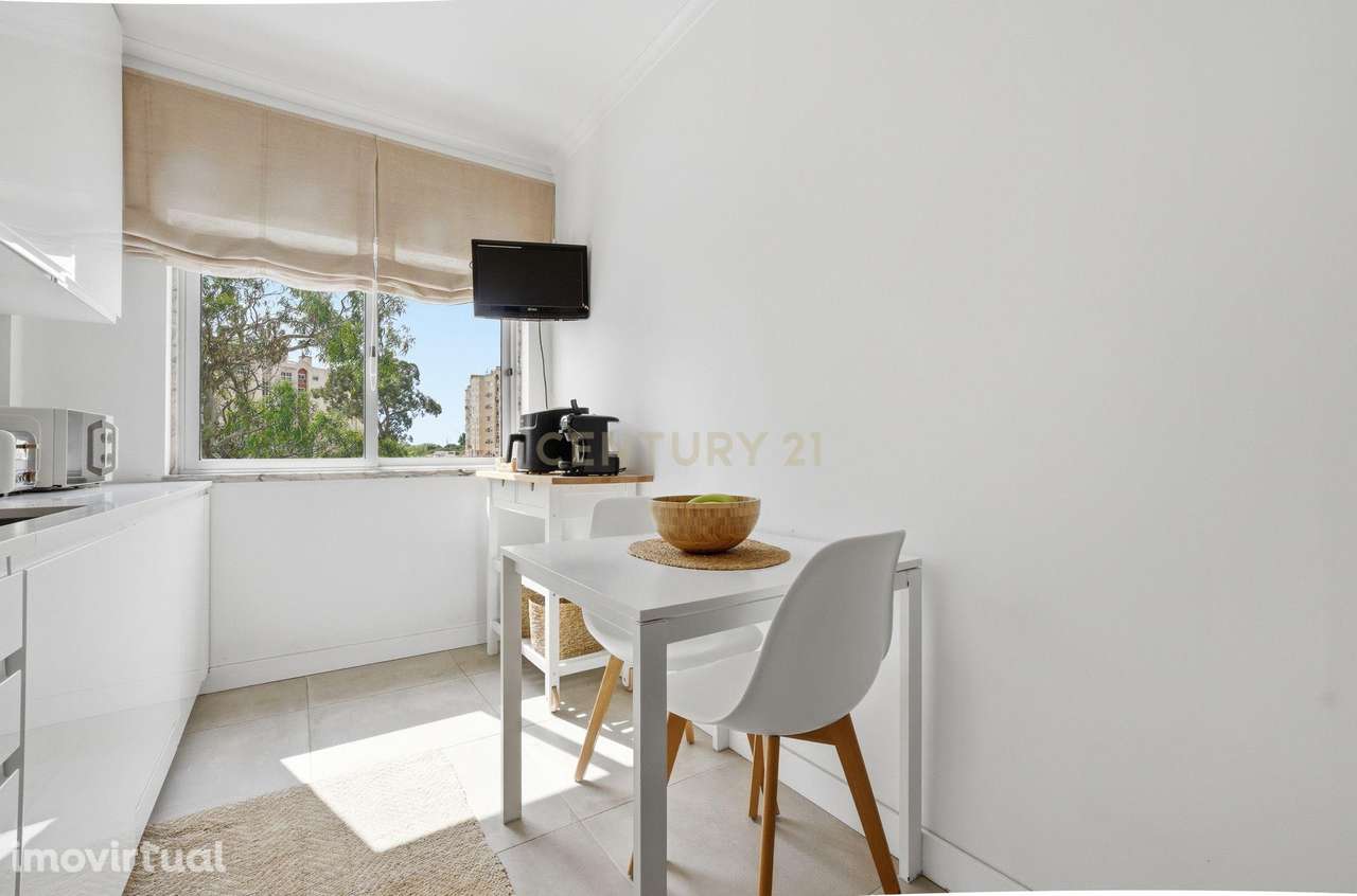 Apartamento T2 Renovado com Varanda e Arrecadação – Monte Abraão - Grande imagem: 4/49