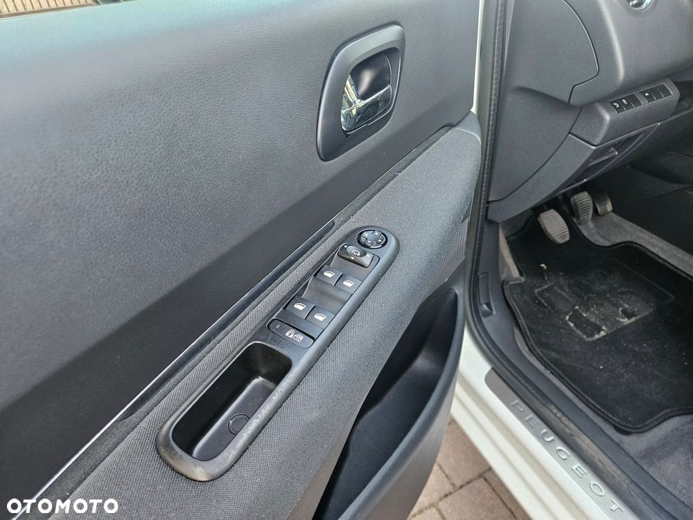 Peugeot 5008 HDI 115 Active - 26