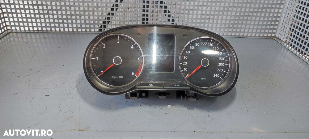 Ceasuri bord volkswagen vw polo 6R an 2010 motor 1.6 CAY cod 6R0920861B - 2