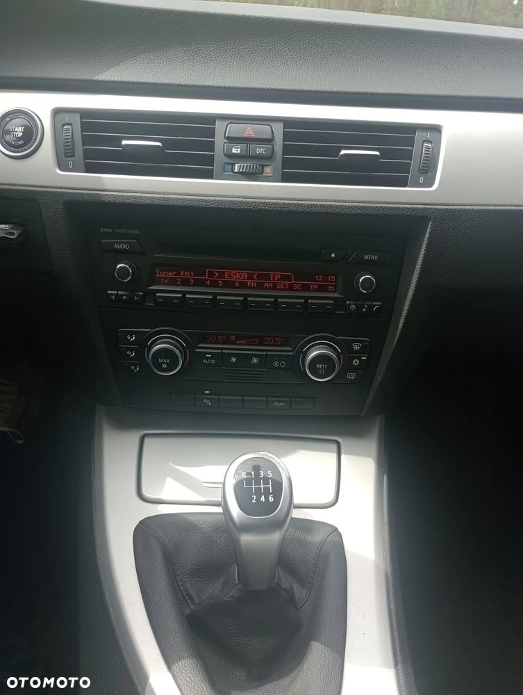 BMW Seria 3 318d DPF Touring - 15