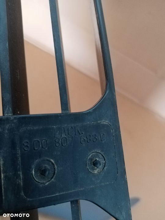 Kratka zderzaka przód przednia środkowa Audi A4 B5 8D0807683C - 3