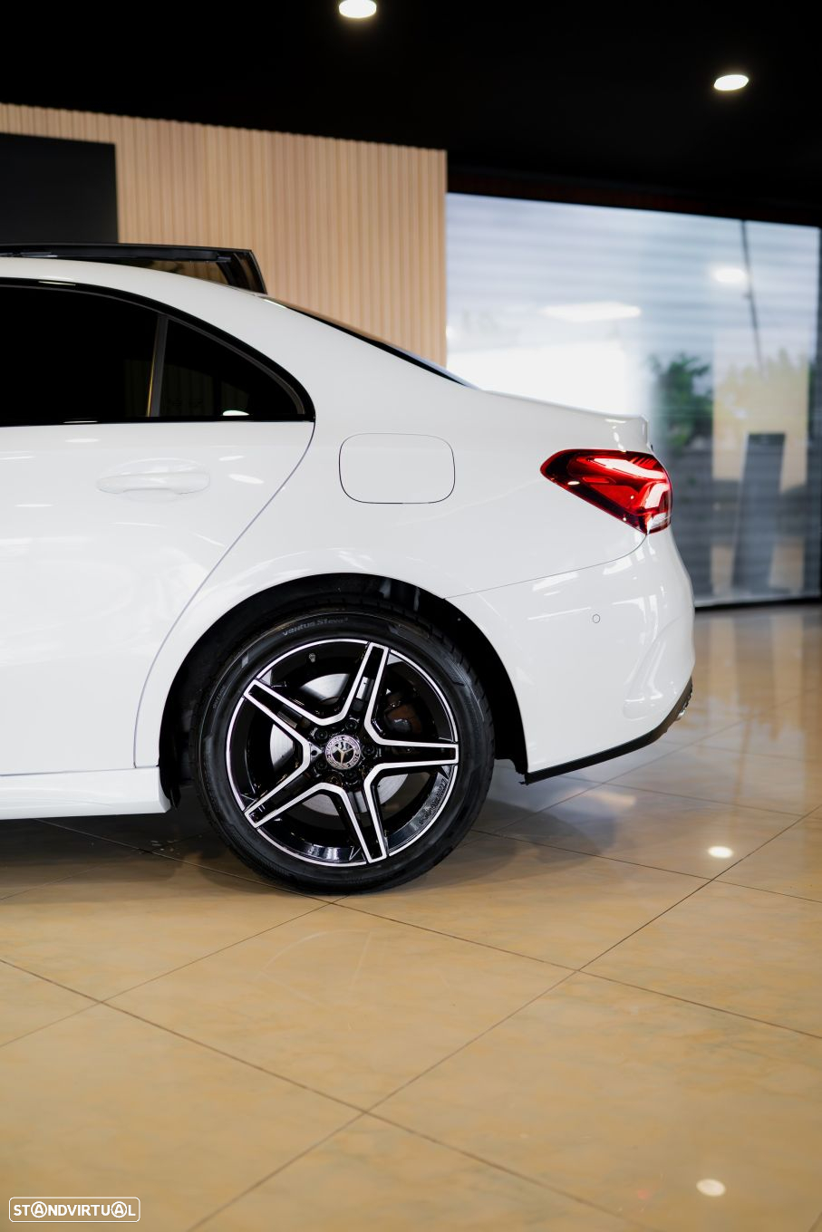 Mercedes-Benz A 250 Limousine e AMG Line - 17