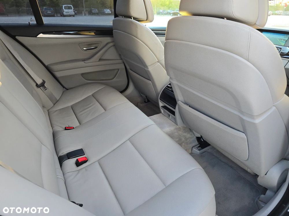 BMW Seria 5 525d xDrive Sport-Aut - 34