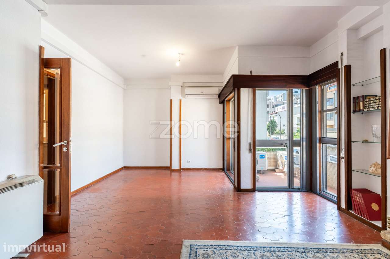 Apartamento T4 com varanda e garagem fechada, nas Antas. - Grande imagem: 3/55