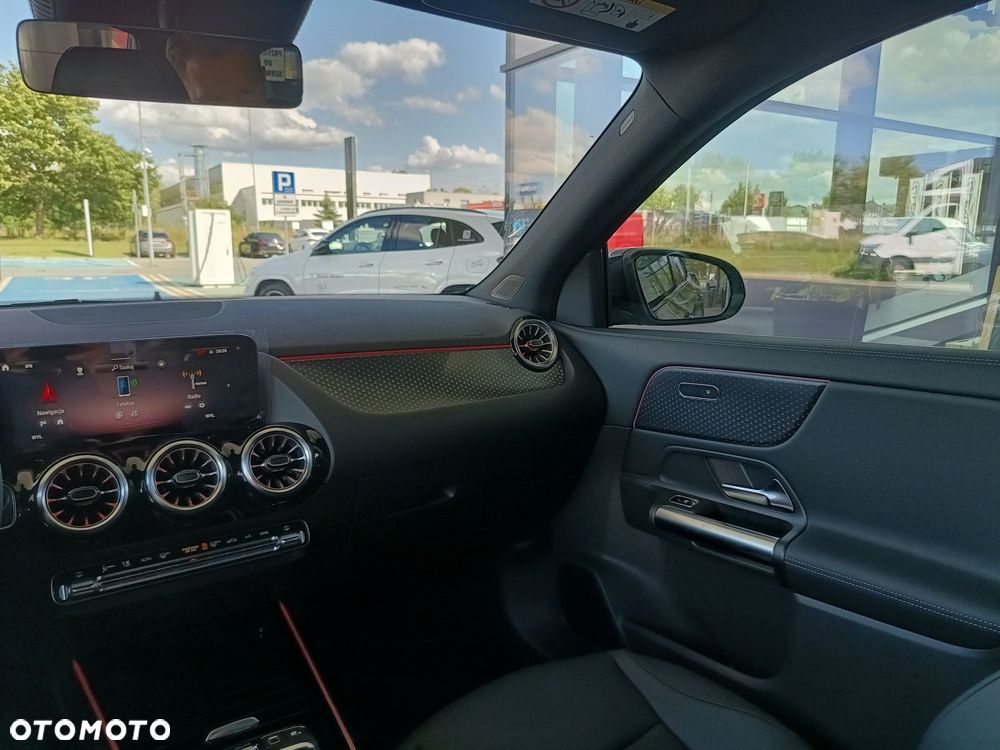 Mercedes-Benz GLA - 23