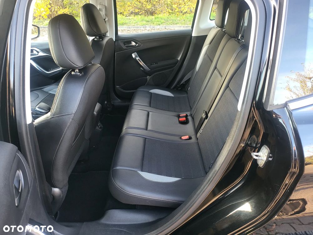 Peugeot 2008 1.2 Pure Tech Allure S&S - 11