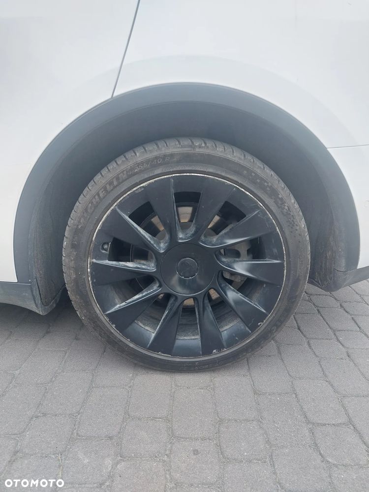 Tesla Model Y - 9