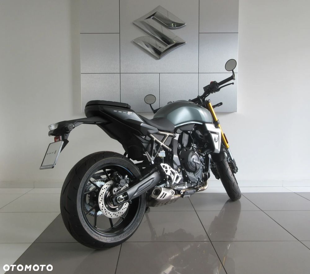 Suzuki GSX - 6