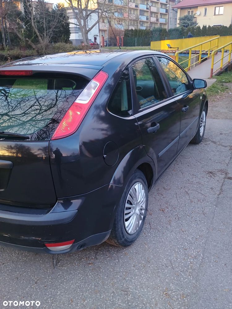 Ford Focus 1.4 Ambiente - 2