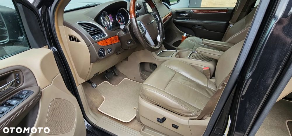 Chrysler Town & Country 3.6 Limited - 18
