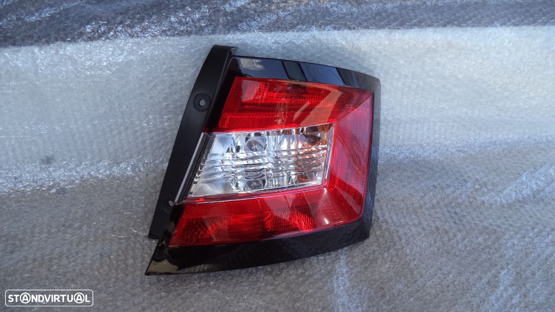 Farolim tras  (stop ) Skoda Fabia  original ano 2015 - 1