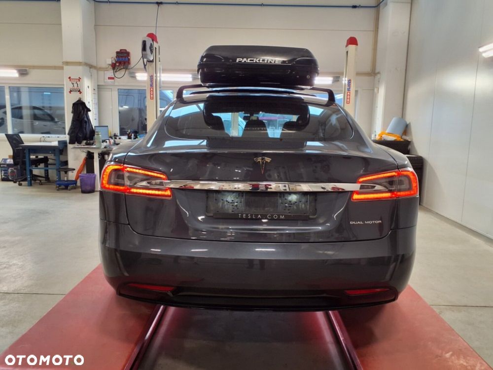 Tesla Model S - 4