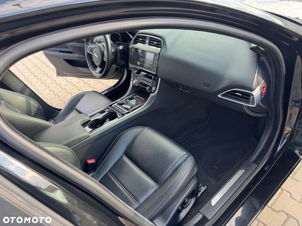 Jaguar XE 2.0 D AWD Prestige - 27