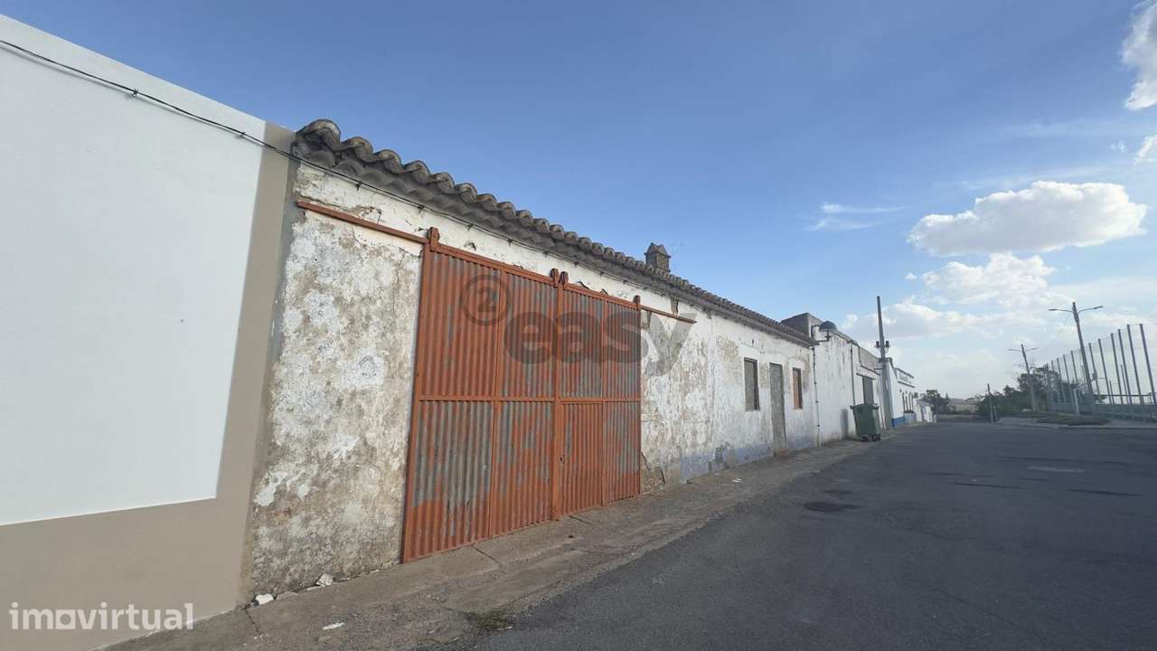 Moradia para remodelar com 8 divisões, 2 anexos e quintal, Castro Verd - Grande imagem: 2/21