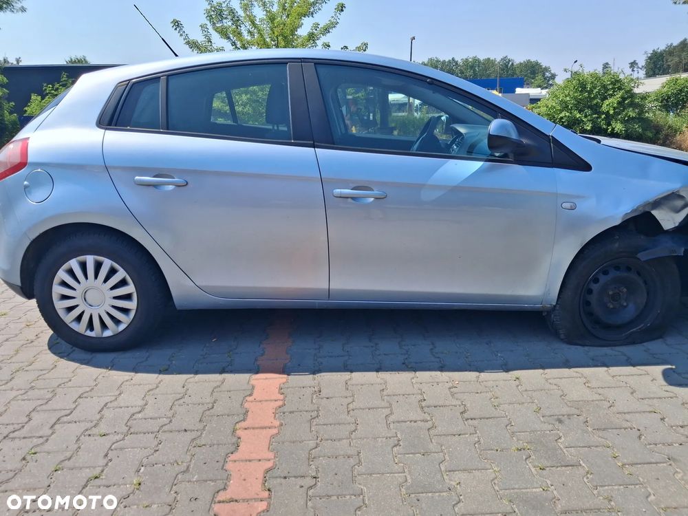 Fiat Bravo II 2 silnik kompletny 1.9 JTD Multijet diesel 192A8000  198AXB1A  skrzynia biegów sprzęgło dwumasa drzwi klapa błotnik lusterko lakier 336/B morski niebieskie lewarek wybierak stacyjka sterownik moduł wiązka zbiorniczek alternator rozrusznik maglownica przepływomierz wąż przewód obudowa osłona atrapa podszybie mechanizm silniczek głośnik radio konsola wyświetlacz zegary moduł komfortu szyba mcperson amortyzator sprężyna sanki wahacz tłumik wydech kolektor zacisk hamulcowy pompa pompka ABS półoś hak holowniczy lampa czujnik parkowania fotele panel sterowania klimatyzacji wykładzina kierownica manetki zwijak Air bag schowek konsola zamek klamka wspomaganie NA CZĘŚCI wszystkie części - 4