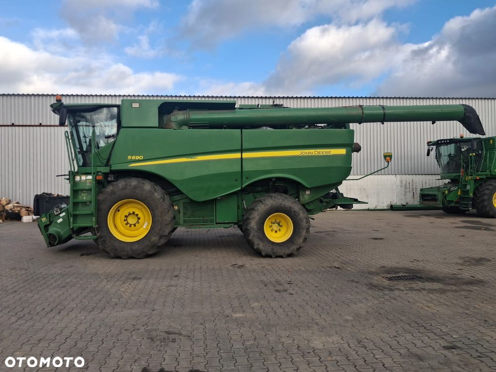 John Deere S690 - 1