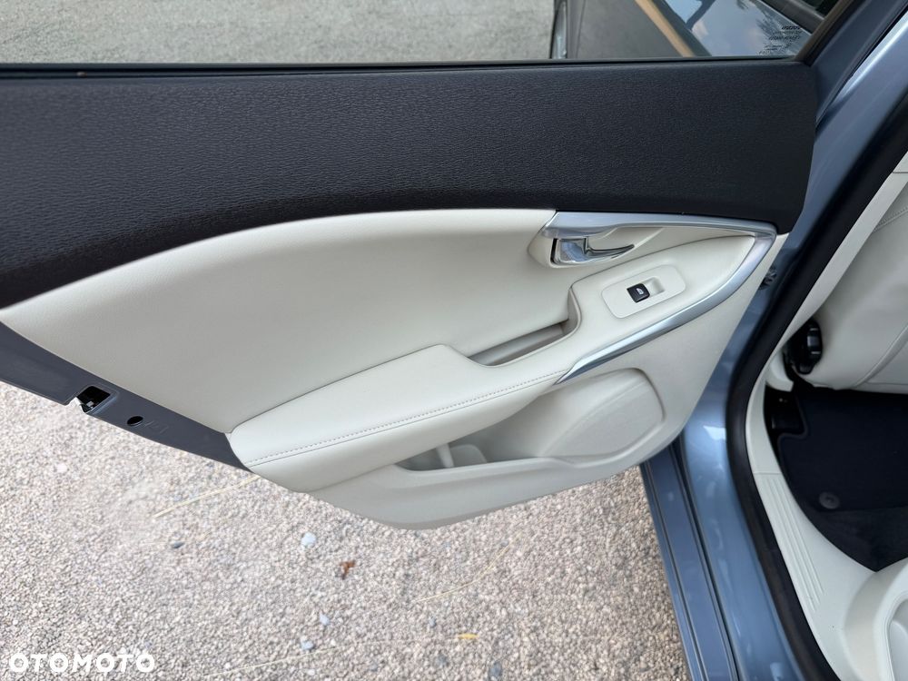 Volvo V40 D3 Momentum - 25
