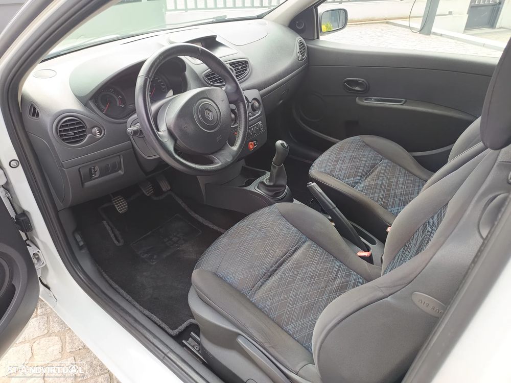 Renault CLIO (URE5021E7572) - 5
