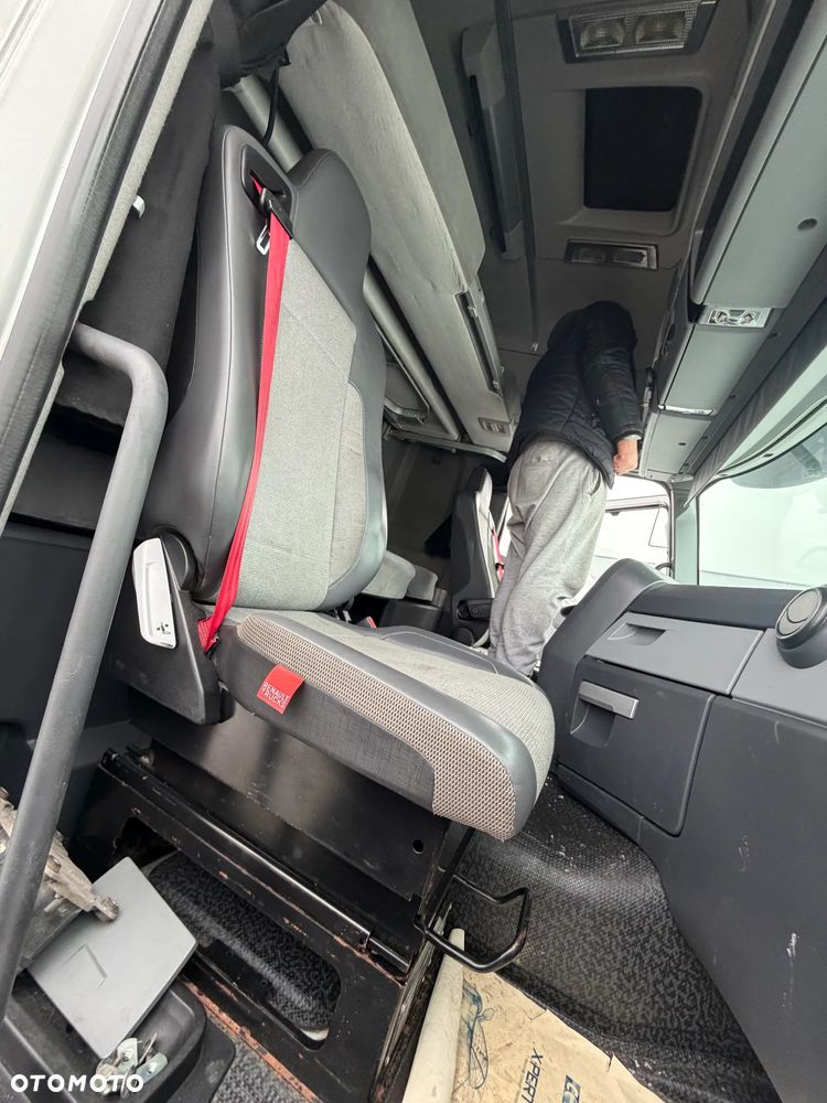 Renault Gama T 460 14-18r E6 fotel prawy pasażera - 2
