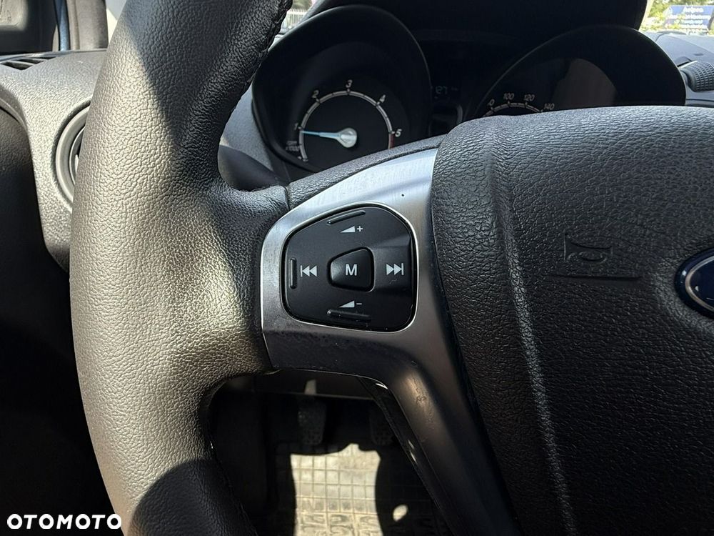 Ford Transit Courier - 19