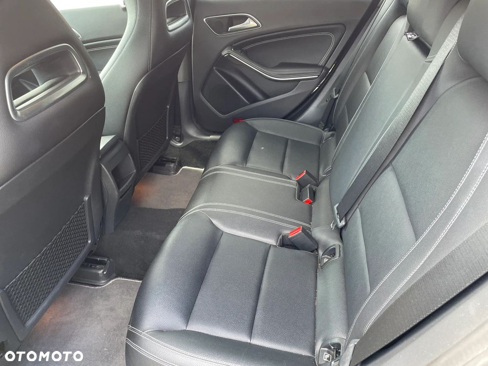 Mercedes-Benz CLA 200 7G-DCT UrbanStyle Edition - 10
