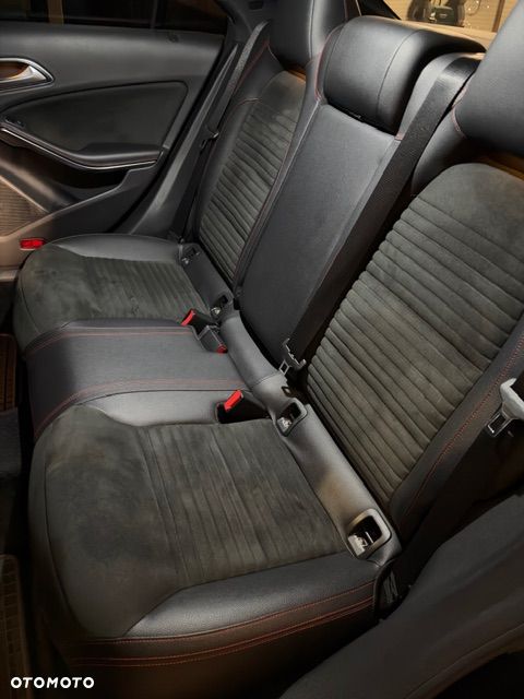 Mercedes-Benz CLA 200 7G-DCT AMG Line - 12