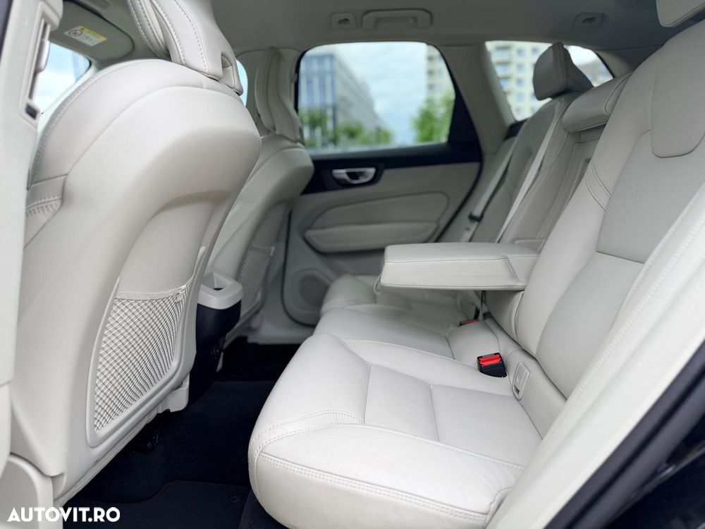 Volvo XC 60 B4 MHEV AT AWD Plus Dark - 11