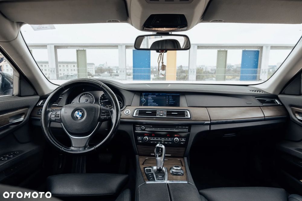 BMW Seria 7 750i L xDrive - 23